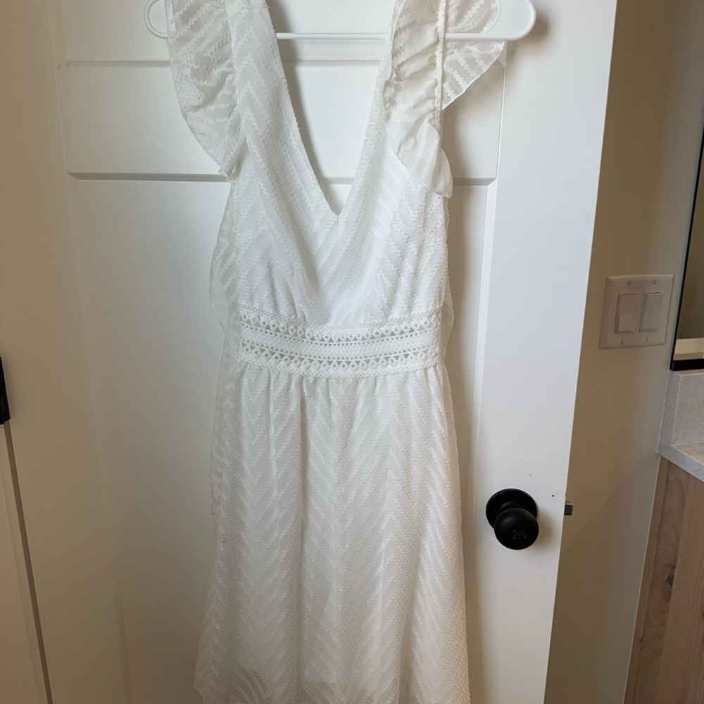 Elegant White Sleeveless Dress
